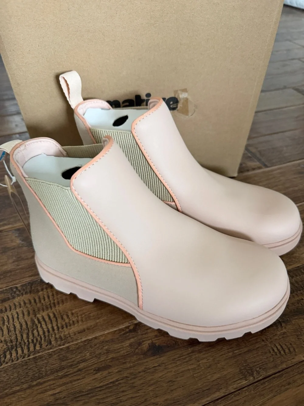 Native Kensington Treklite All-Weather Boots in Chameleon Pink size J5